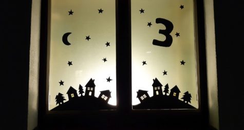 Das Foto zeigt ein geschmücktes Fenster beim Lebendigen Adventskalender.