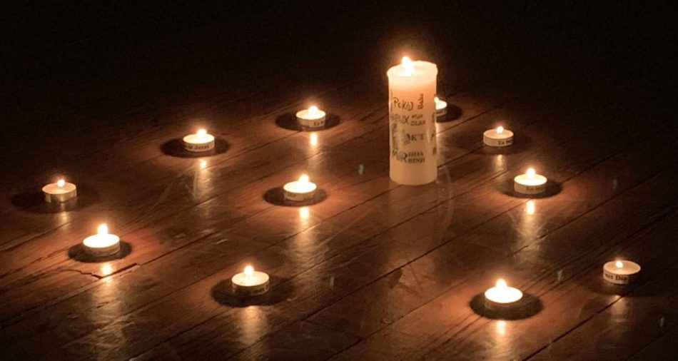 Das Foto zeigt eine Kerze und viele Teelichter, eine Aktion des Jugendhauses Merzig beim Lebendigen Adventskalender.