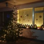 Das Foto zeigt ein geschmücktes Fenster beim Lebendigen Adventskalender.