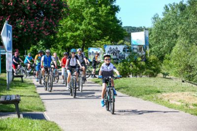 Das Foto zeigt eine Gruppe Radfahrer an der Saar bei SAAR PEDAL.