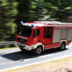 Bei dem Foto handelt es sich um ein Stockfoto, das ein Feuerwehrauto auf dem Weg zum Einsatz zeigt.