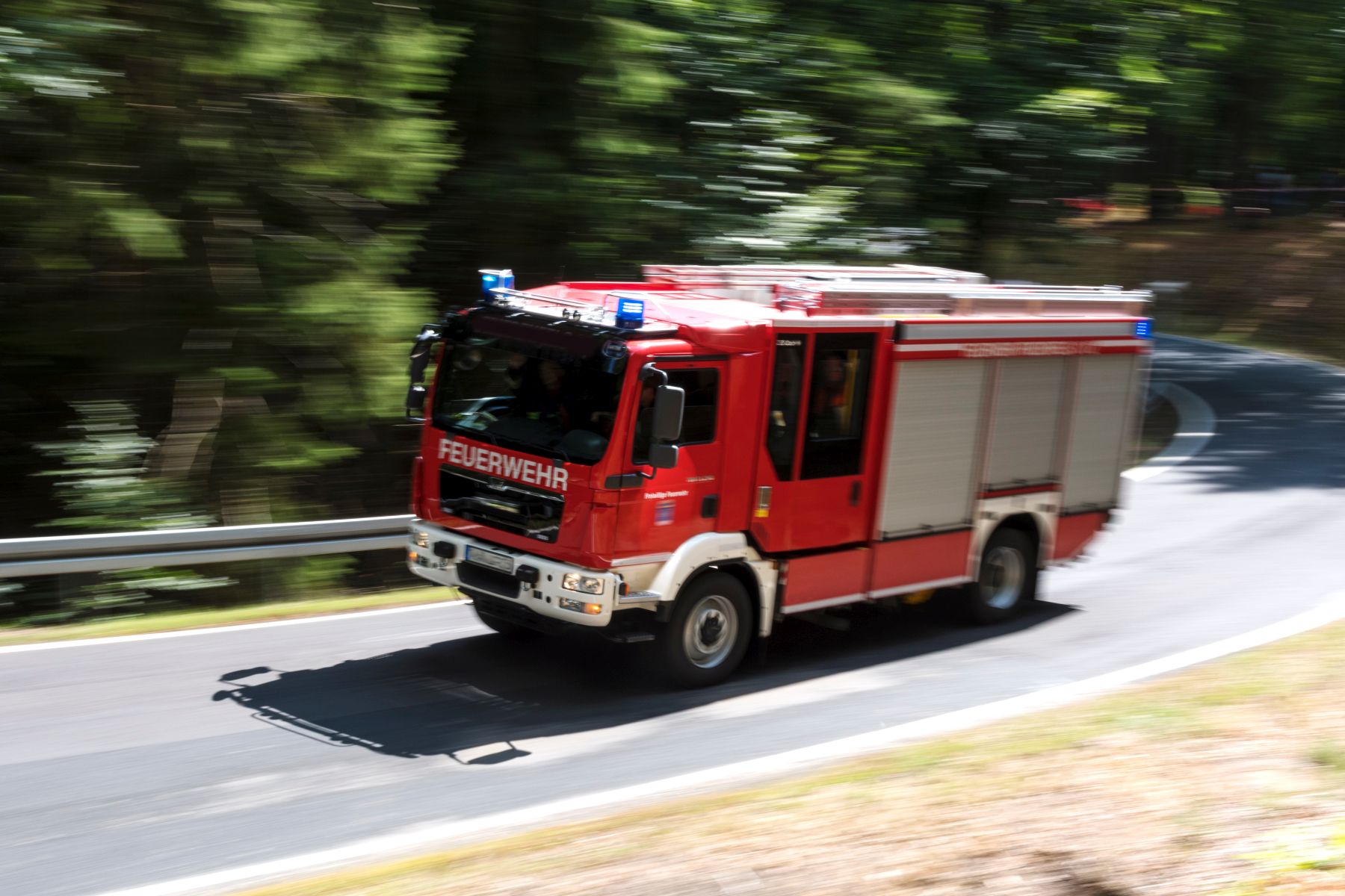 Das Foto zeigt ein Feuerwehrauto auf dem Weg zum Einsatz (Symbolfoto).