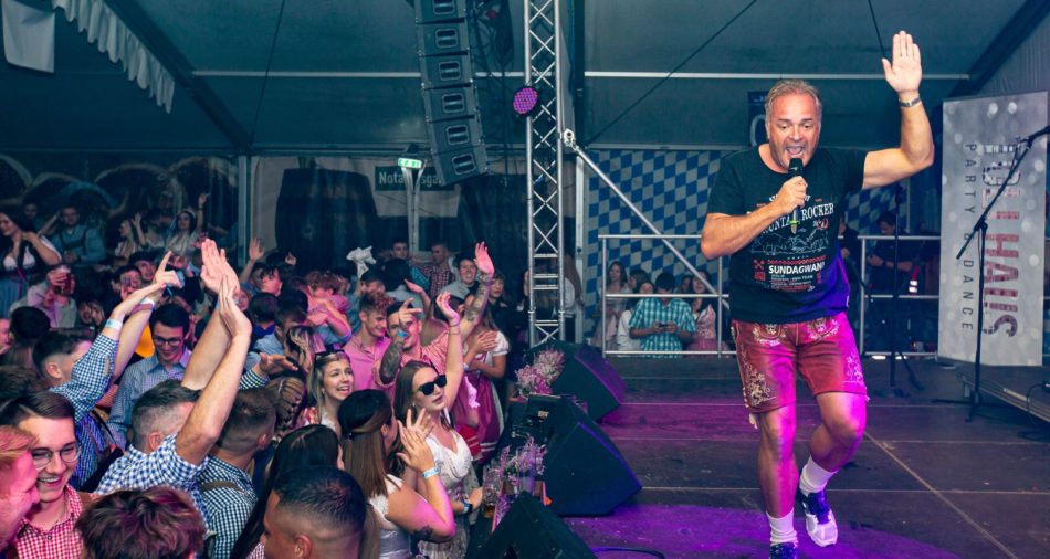 Das Foto zeigt Tim Toupet im Festzelt beim Merziger Oktoberfest.