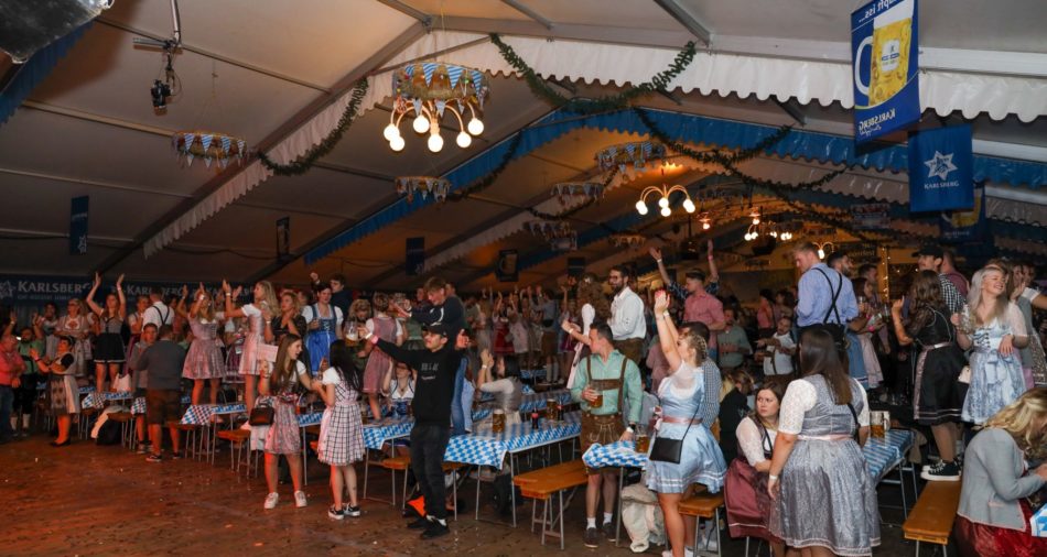 Das Foto zeigt das feiernde Publikum im Festzelt.
