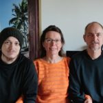Das Foto zeigt Yannic Schäfer sowie Anja und Frank Schoppe, die den Podcast für Sie eingelesen haben.