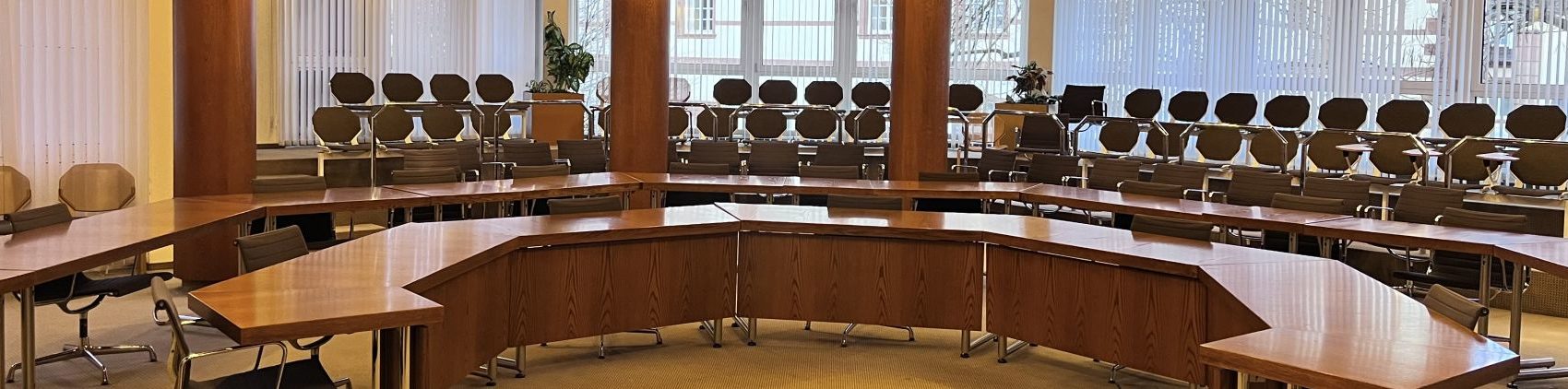 Das Foto zeigt den Großen Sitzungssaal im Neuen Rathaus.