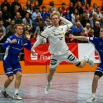 Das Foto zeigt eine Spielszene aus dem Finalspiel Deutschland gegen Island. Ein deutscher Spieler springt mit dem Ball in der Hand hoch, ein isländischer Spieler versucht, ihn abzuwehren.