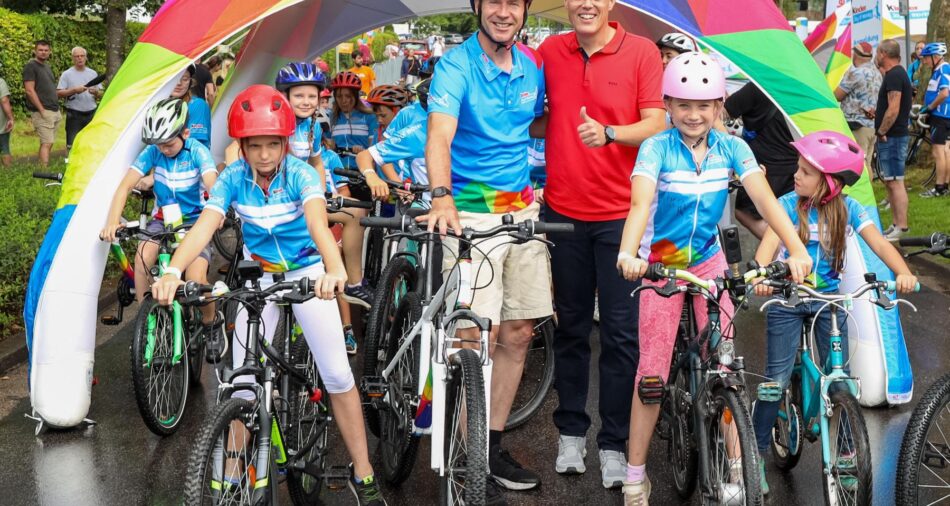 Das Foto zeigt Oberbürgermeister Marcus Hoffeld und Radrennfahrer Jens Voigt mit den Teilnehmerinnen und Teilnehmern der Bike Parade der 