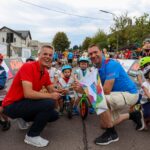 Das Foto zeigt Oberbürgermeister Marcus Hoffeld mit Radrennfahrer Jens Voigt und den kleinen Teilnehmerinnen und Teilnehmern des Laufradrennens.