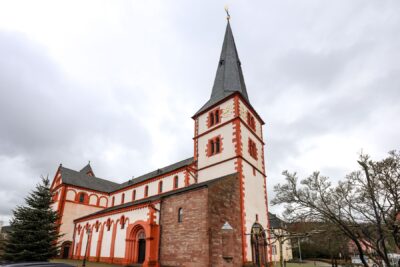 Das Foto zeigt die Außenansicht der Pfarrkirche St. Peter.