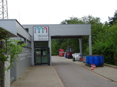 Das Foto zeigt den Eingang des Wertstoffzentrums.