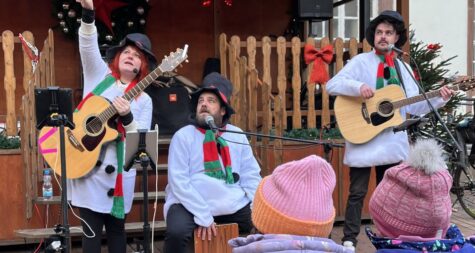 Das Foto zeigt den Auftritt der "Schneemann-Gang" beim "Merziger Kinderwinter".