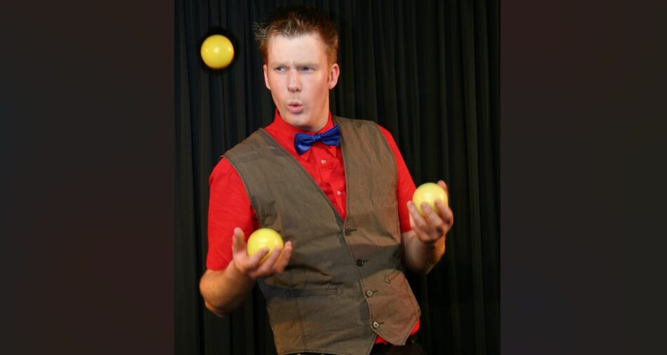 Christian Dirr jongliert mit drei gelben Bällen