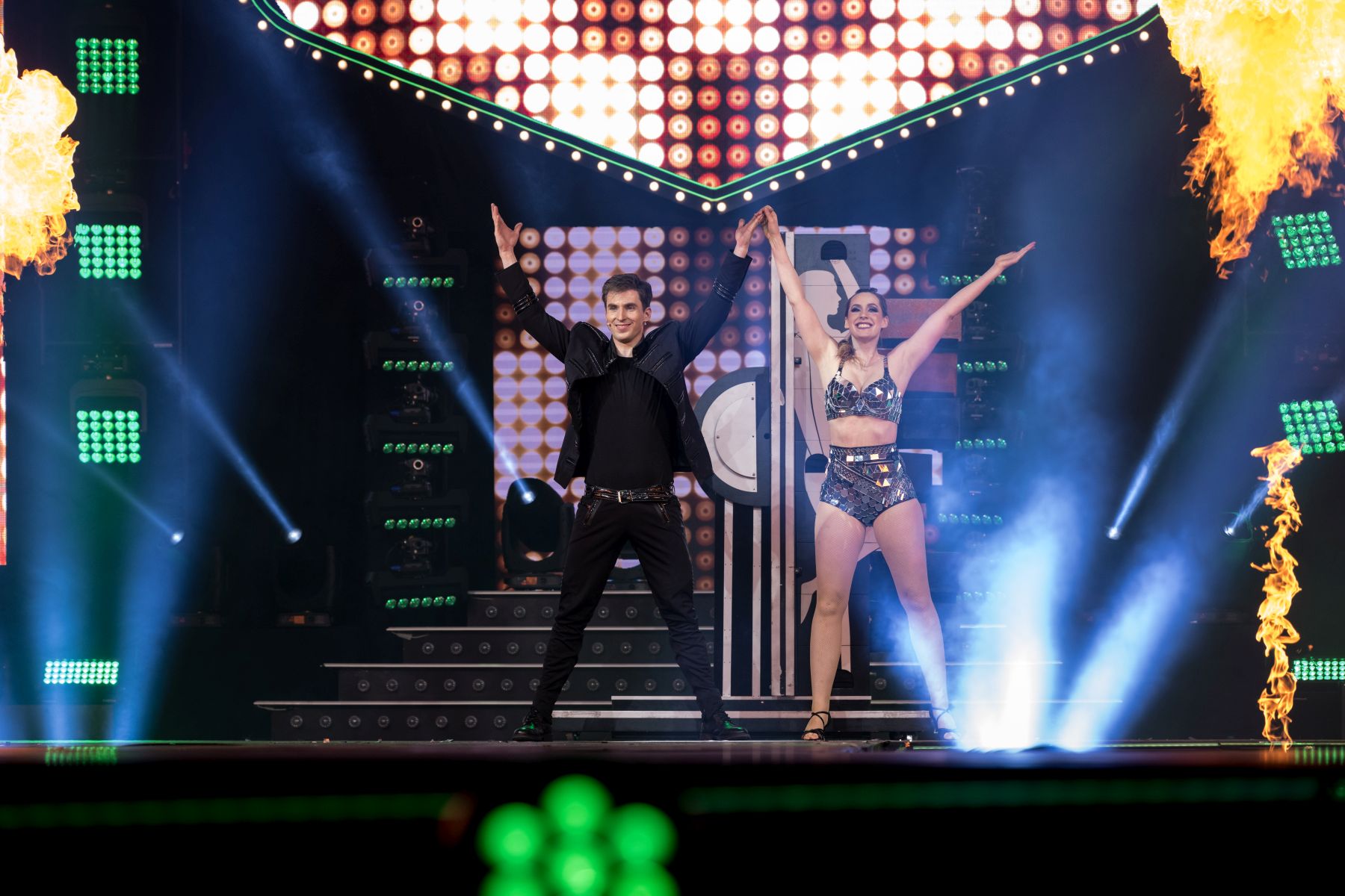 Das Foto zeigt den Zauberer Maxim Maurice mit seiner Partnerin während seiner Show.