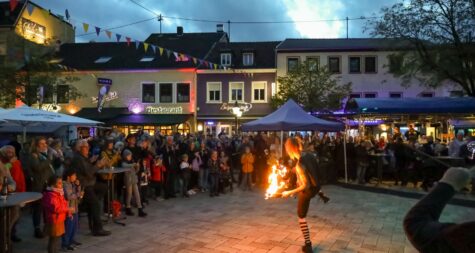 Das Foto zeigt einen Feuerartisten vor der Bühne auf dem Altstadtplatz.
