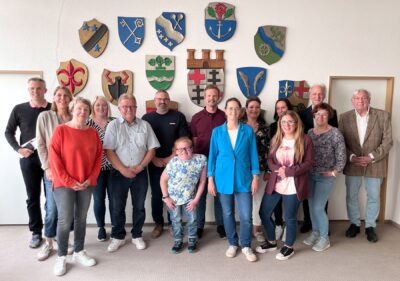 Das Foto zeigt die Mitglieder des Behindertenbeirates in der Amtsperiode 2024 bis 2029 mit Oberbürgermeister Marcus Hoffeld und der Beauftragten für die Belange von Menschen mit Behinderung, Sarah Klemm, sowie ihrem Stellvertreter, Martin Schneider.