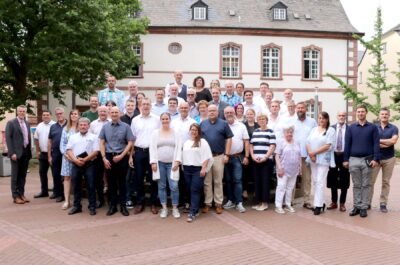 Das Foto zeigt die Mitglieder des Stadtrates in der Amtsperiode 2024 bis 2029 mit Oberbürgermeister Marcus Hoffeld und Bürgermeister Christian Bies.