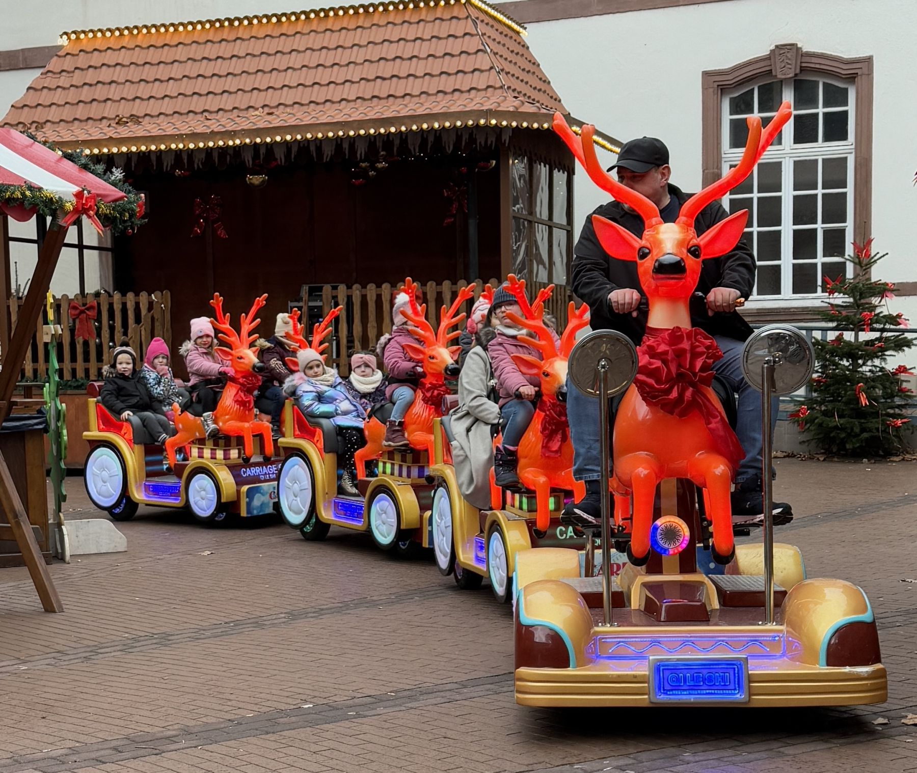 Das Foto zeigt den Merziger Rentierschlitten mit Kita-Kindern aus Schwemlingen.