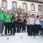 Das Foto zeigt die jubelnden Plätze 1, 2 und 3 bei der Biathlon-Tour 2025.