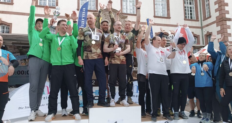 Das Foto zeigt die jubelnden Plätze 1, 2 und 3 bei der Biathlon-Tour 2025.