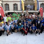 Das Foto zeigt die Teilnehmerinnen und Teilnehmer der Biathlon-Tour 2025 vor dem Stadthaus.