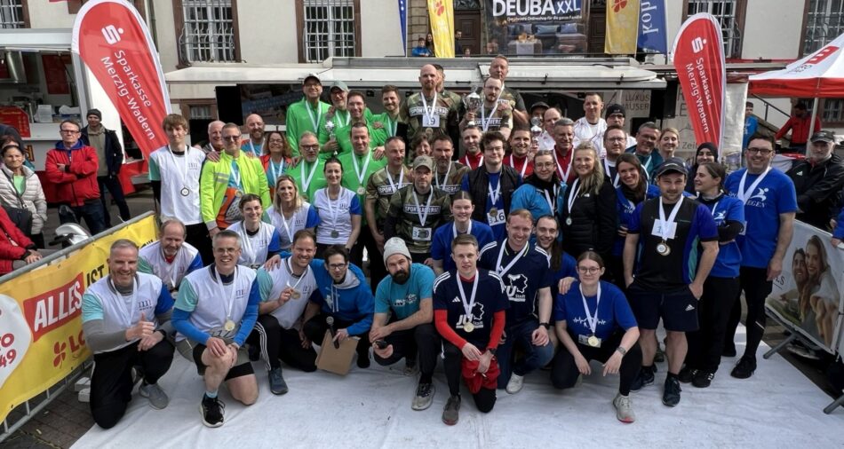 Das Foto zeigt die Teilnehmerinnen und Teilnehmer der Biathlon-Tour 2025 vor dem Stadthaus.