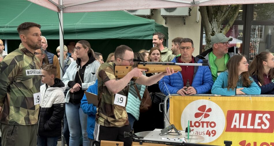 Das Foto zeigt die Teilnehmer der Biathlon-Tour 2025 - Merzig in Aktion.