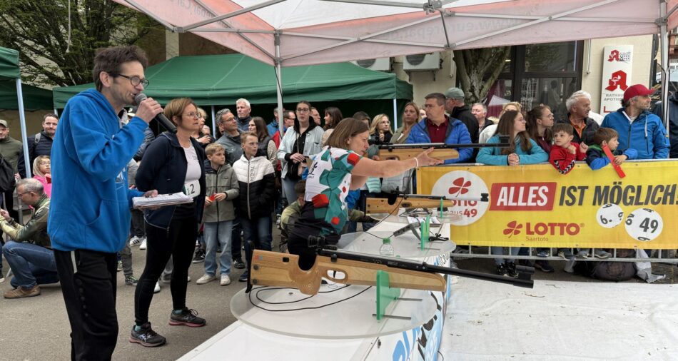 Das Foto zeigt die Teilnehmer der Biathlon-Tour 2025 - Merzig in Aktion.