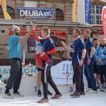 Das Foto zeigt das Team der Jungen Union beim Abklatschen mit Olympiasieger Michael Rösch bei der Biathlon-Tour 2025.