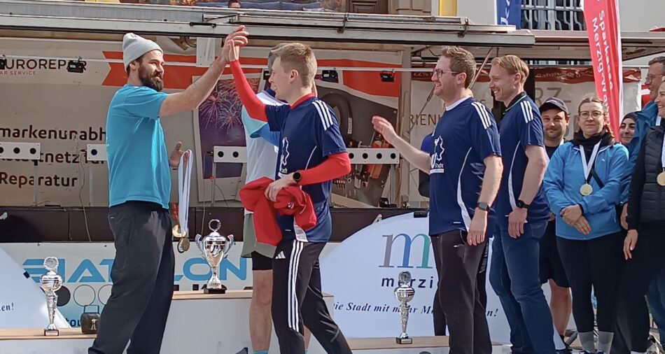 Das Foto zeigt das Team der Jungen Union beim Abklatschen mit Olympiasieger Michael Rösch bei der Biathlon-Tour 2025.