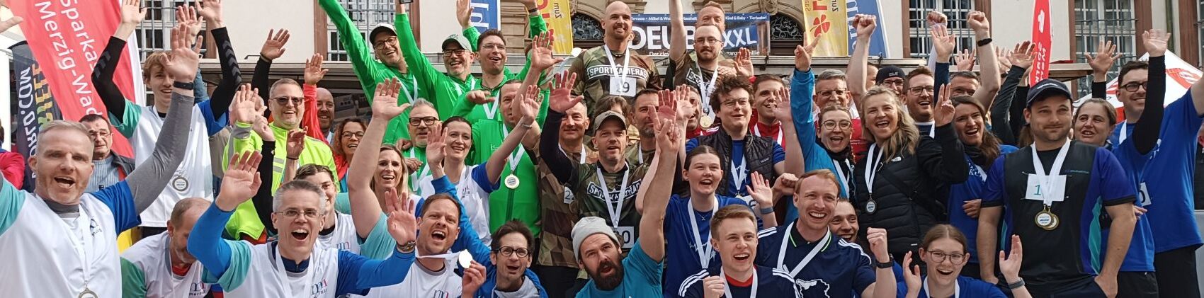 Das Foto zeigt die jubelnden Teilnehmerinnen und Teilnehmer der Biathlon-Tour 2025.