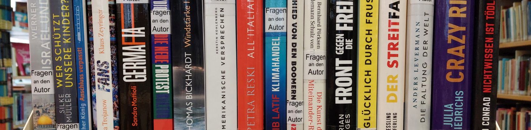 Das Foto zeigt eine Auswahl der Bücher, die bereits im Rahmen von Fragen an den Autor behandelt wurden.