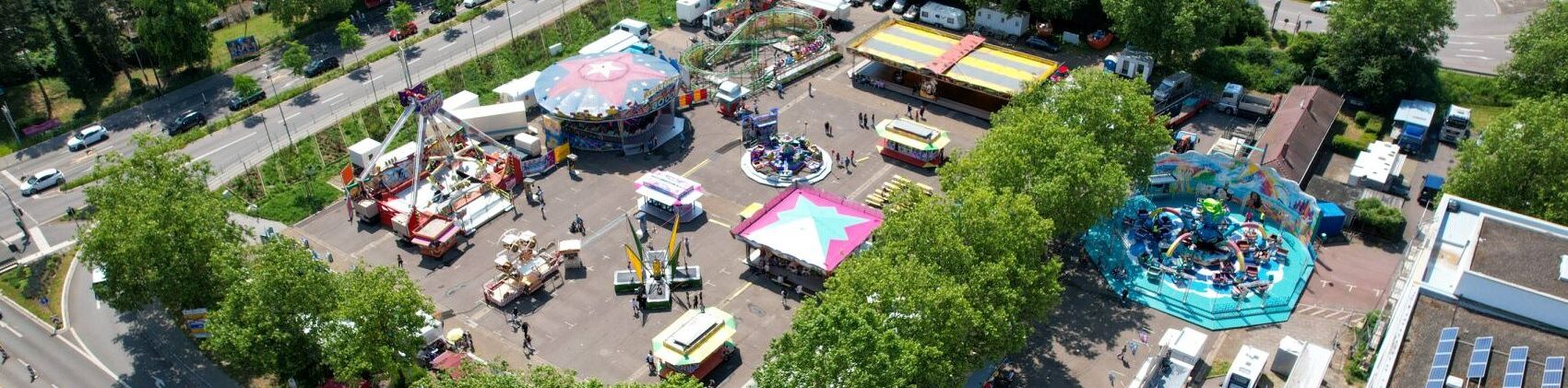 Das Foto zeigt eine Drohnenaufnahme der Sommerkirmes 2024.