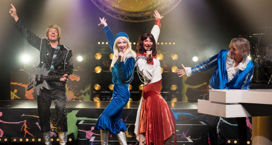 Das Foto zeigt die vier Musiker der ABBA Gold-Show während eines Auftritts.
