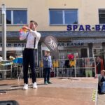 Lukas Hefner zaubert mit einem Kind aus dem Publikum beim Merziger Kindersommer 2024.