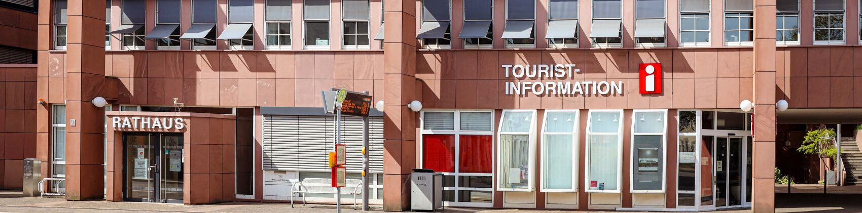 Die Front des Neuen Rathauses mit dem Rathaus-Eingang und der Tourist-Info