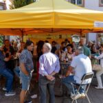 Zahlreiche Besucher am Weinstand in der Merziger Fußgängerzone