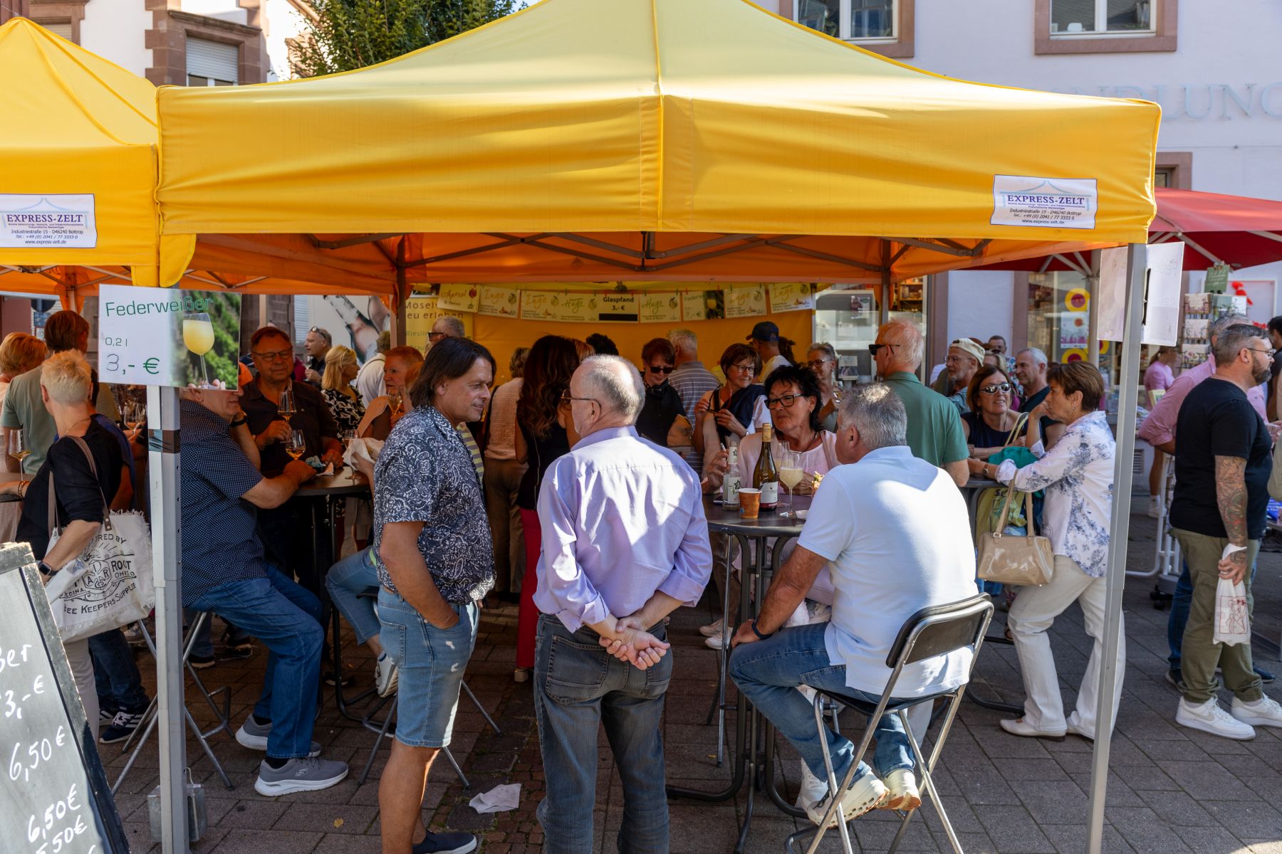 Zahlreiche Besucher am Weinstand in der Merziger Fußgängerzone