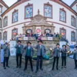 Offizielle Viezfest-Eröffnung auf der Rathaus-Treppe mit Jagdhornbläsern im Vordergrund und Ehrengästen auf dem Balkon