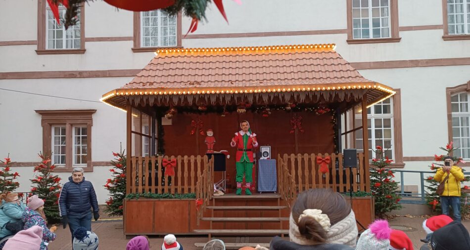 Zauberwichtel Lukas Hefner auf der Bühne beim Merziger Kinderwinter