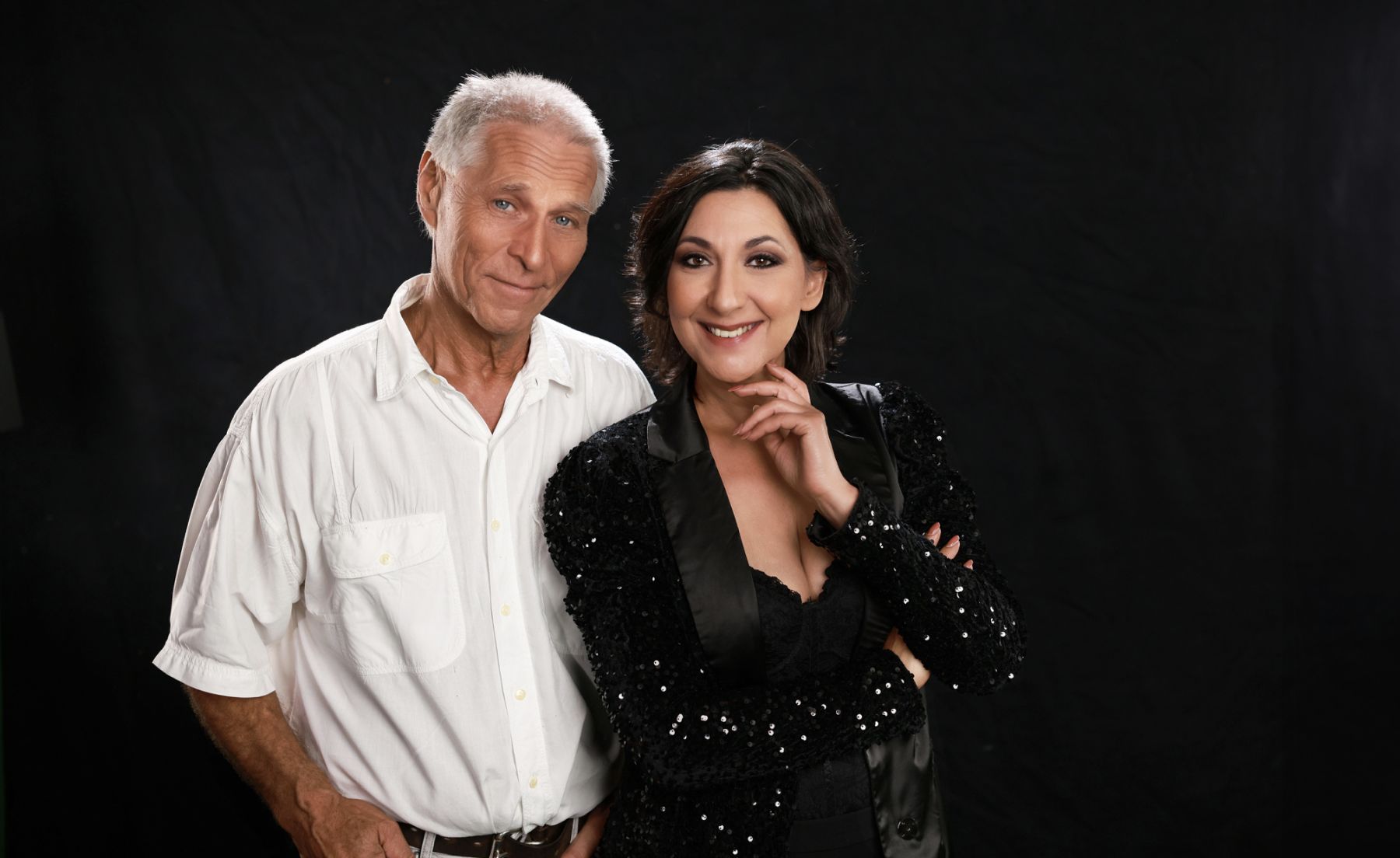 Das Duo Susan Ebrahimi und Wolf Giloi vor einer schwarzen Wand