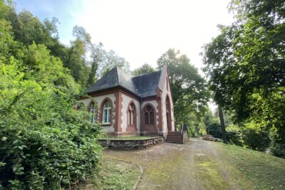 Haus Waldfrieden umrandet von Bäumen