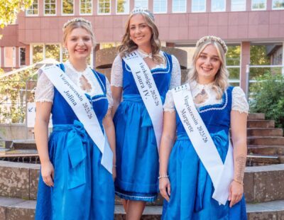 Die Merziger Viez-Hoheiten 2025/2026: Viezkönigin Laura IV. mit ihren Prinzessinnen Jolina und Margarete