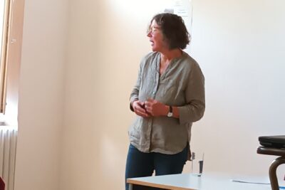 Autorin Gertrud Berwanger bei ihrem Vortrag in der Stadtbibliothek Merzig
