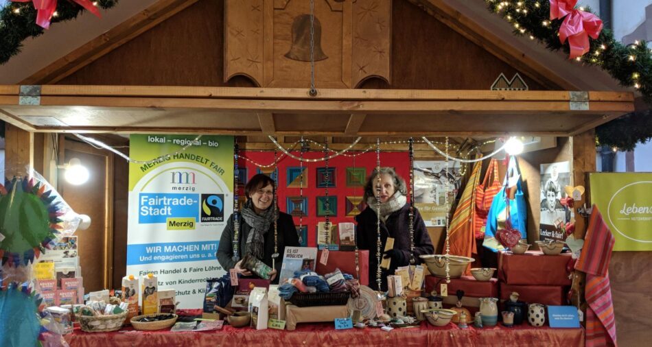 Pia Schäfer und eine Frau stehen in einem dekorierten Weihnachtshäuschen