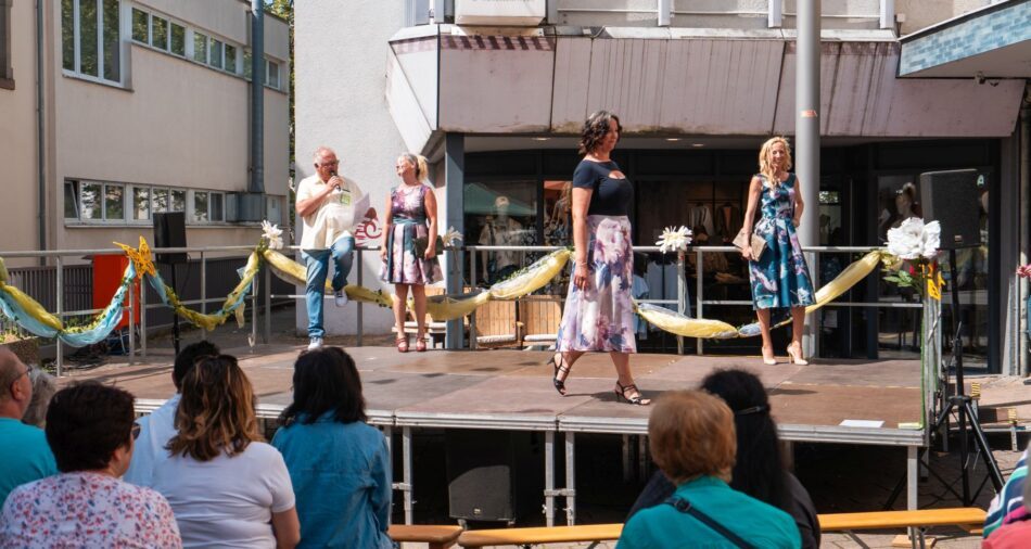 Modenschau beim Blumenmarkt