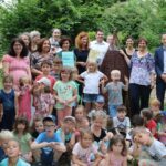 Kinder und Erwachsene auf einem Spielplatz