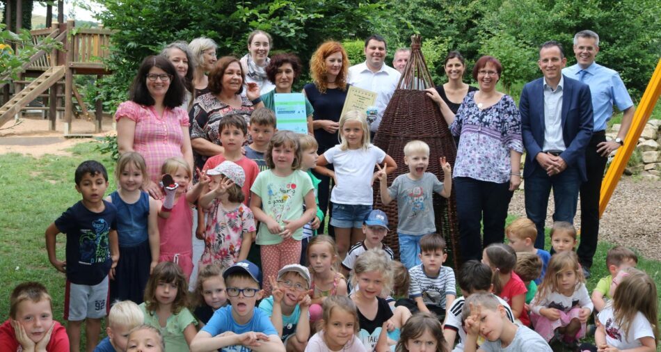 Kinder und Erwachsene auf einem Spielplatz