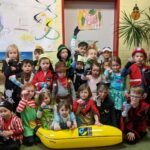 Verkleidete Kinder mit bunten Handpuppen