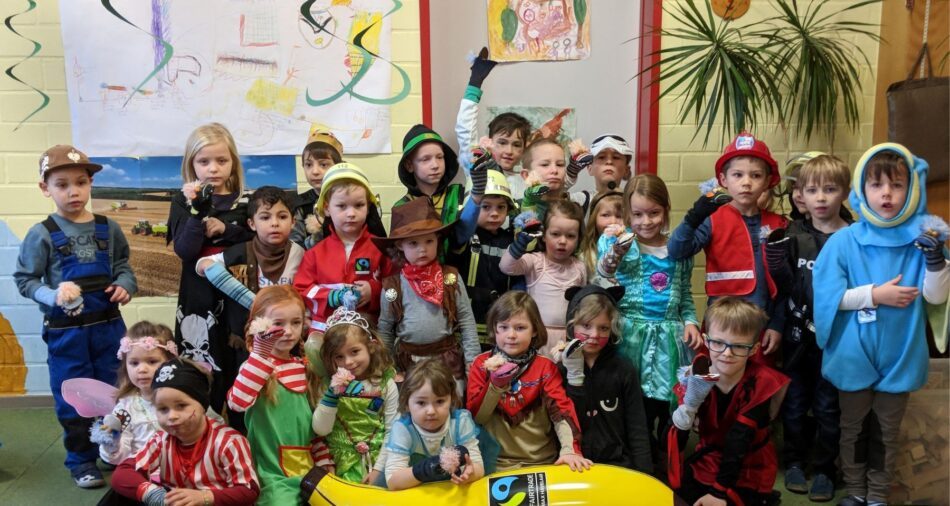 Verkleidete Kinder mit bunten Handpuppen